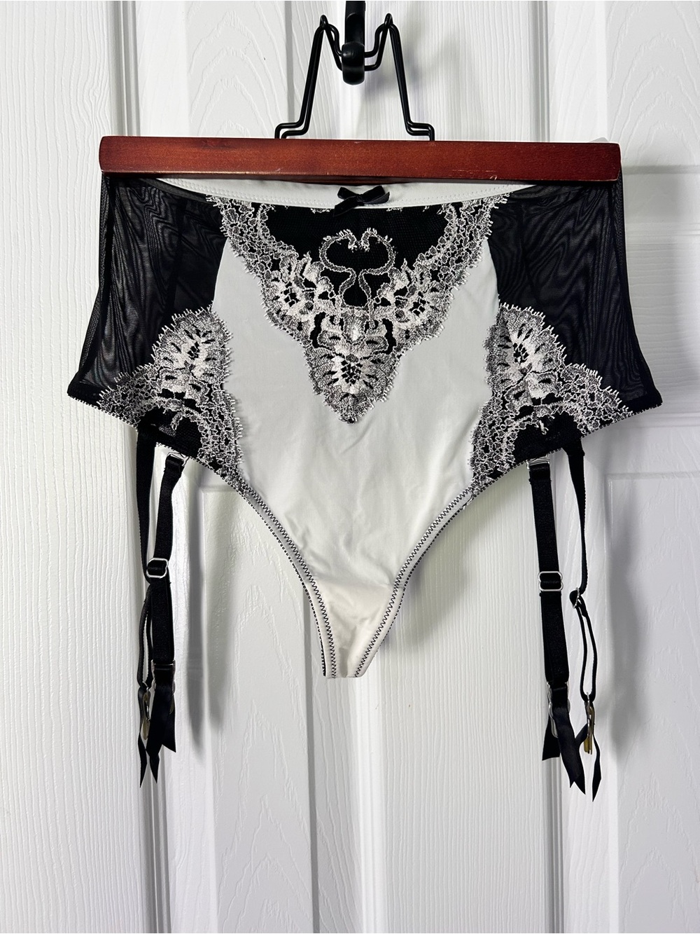 Victoria’s Secret Thong Garter Belt Scrunch High Rise New White Black Small New